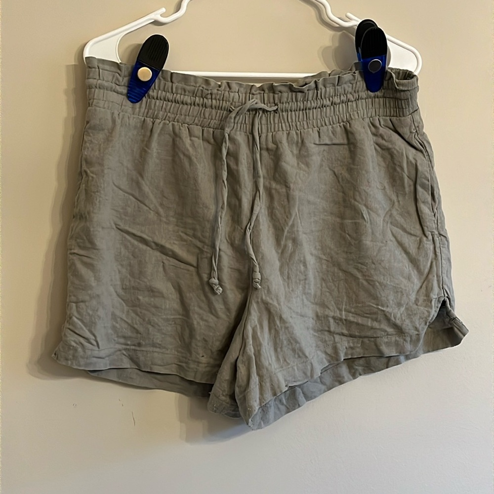 Women’s size Large Abercrombie &Fitch cotton/ linen moss green shorts